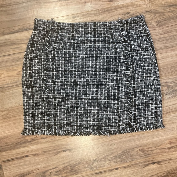 SHEIN Dresses & Skirts - SHEIN MINI SKIRT never worn no tags. Side zip w fringe detail.  Black and white